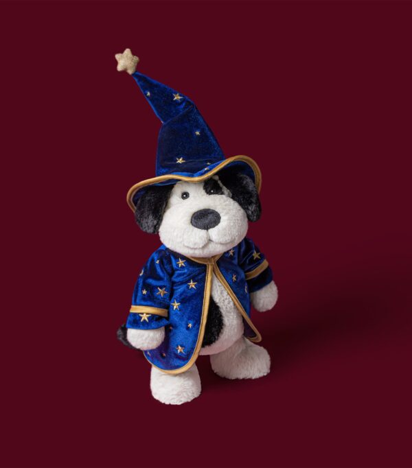 JCDB2630028-69_5 JELLYCAT Rufferty 小狗巫師與嬰兒床擺放情境,營造溫柔陪伴氛圍