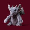 JCDB2630029-08_5 JELLYCAT 石像鬼絨毛娃娃放置於桌面擺設場景,營造奇幻居家風格