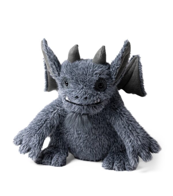 JCDB2630029-08_6 JELLYCAT Growlston Gargoyle 與成人手掌對比,呈現約16cm實際尺寸大小