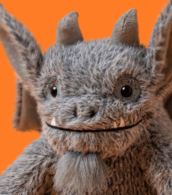 JCDB2630029-08_8 JELLYCAT Growlston Gargoyle 萬聖節禮物包裝情境,適合節日送禮場景