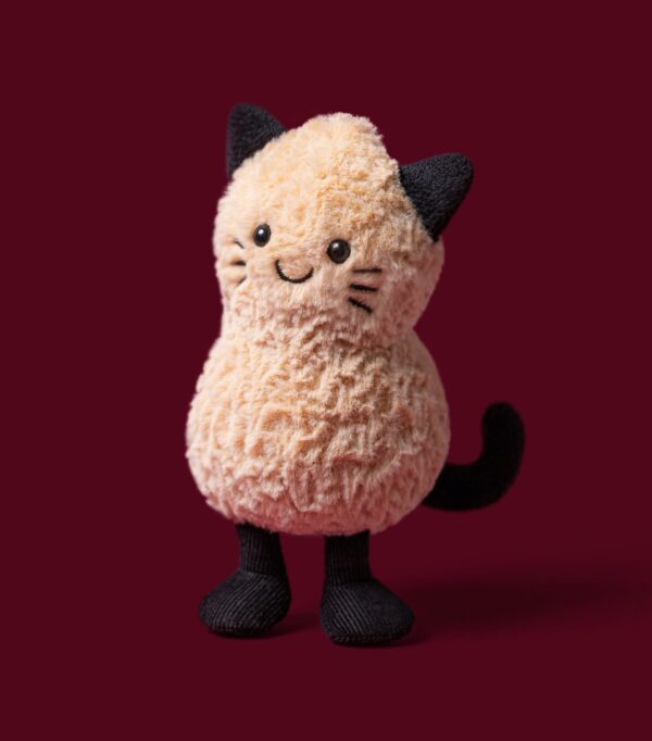 JCDB2630030-81_2 JELLYCAT 花生貓咪娃娃側面,清晰呈現俏皮捲曲尾巴與棕色燈芯絨靴子