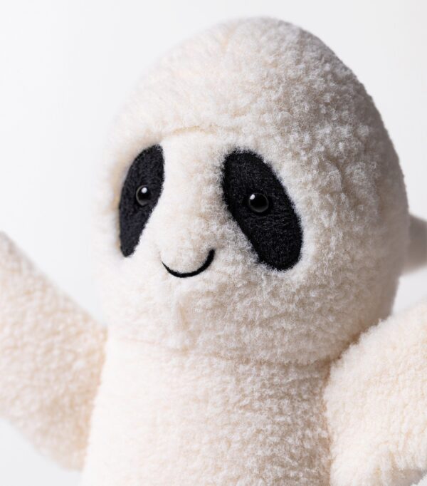 JCDB2630031-00_2 JELLYCAT Ghost Bob 側面細節,柔軟聚酯纖維材質,圓潤可愛身形特寫