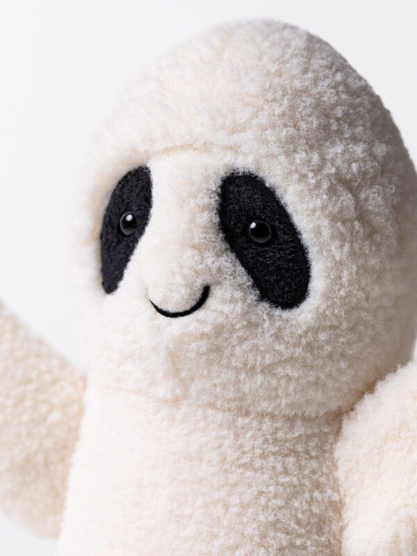 JELLYCAT Ghost Bob 側面細節,柔軟聚酯纖維材質,圓潤可愛身形特寫