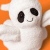 JCDB2630031-00_4 JELLYCAT Ghost Bob 擺設情境圖,放置於床頭或書桌,營造節慶氛圍