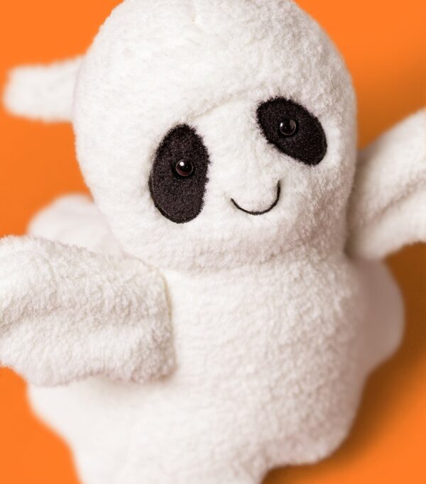 JCDB2630031-00_4 JELLYCAT Ghost Bob 擺設情境圖,放置於床頭或書桌,營造節慶氛圍