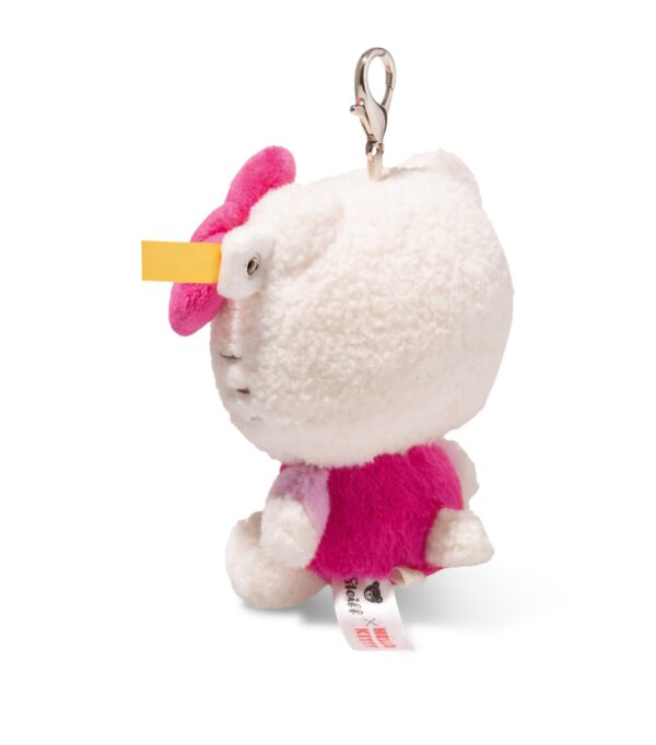 SFAK2630001-00_3 STEIFF x Hello Kitty 掛飾近拍,清晰可見品牌不銹鋼耳釦與 Hello Kitty 臉部刺繡細節