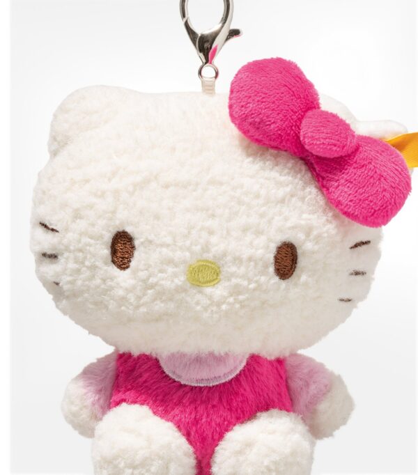 SFAK2630001-00_4 STEIFF x Hello Kitty 絨毛吊飾掛於包袋上的實際搭配效果展示