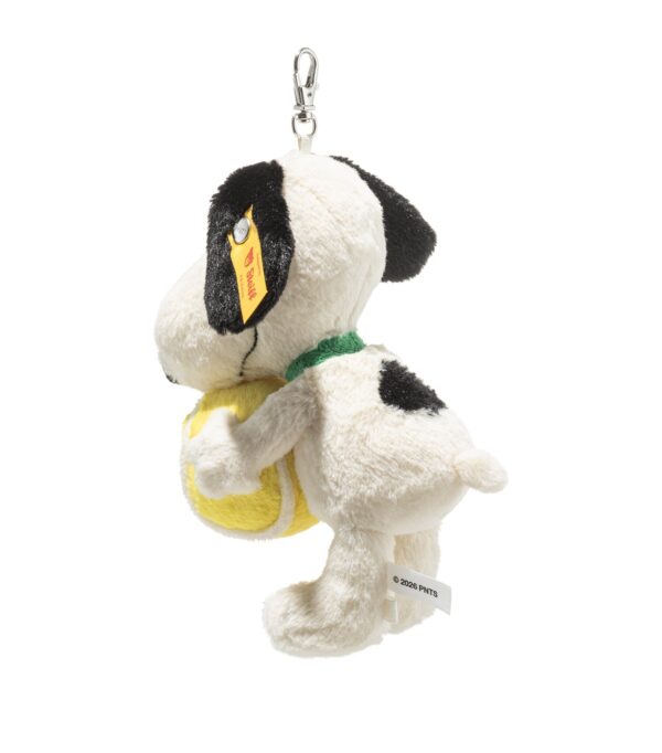 SFAK2630002-00_2 STEIFF × Snoopy 聯名掛飾側面細節,展示手工縫製質感與絨毛紋理