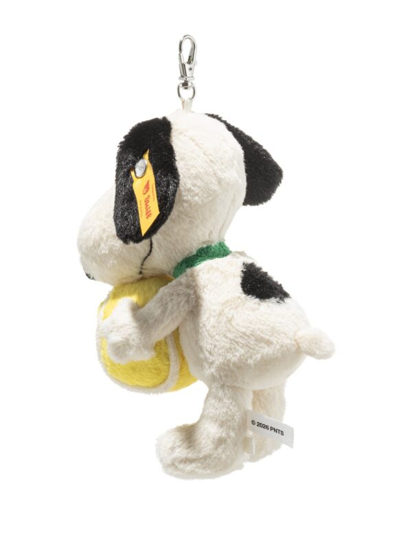 STEIFF × Snoopy 聯名掛飾側面細節,展示手工縫製質感與絨毛紋理