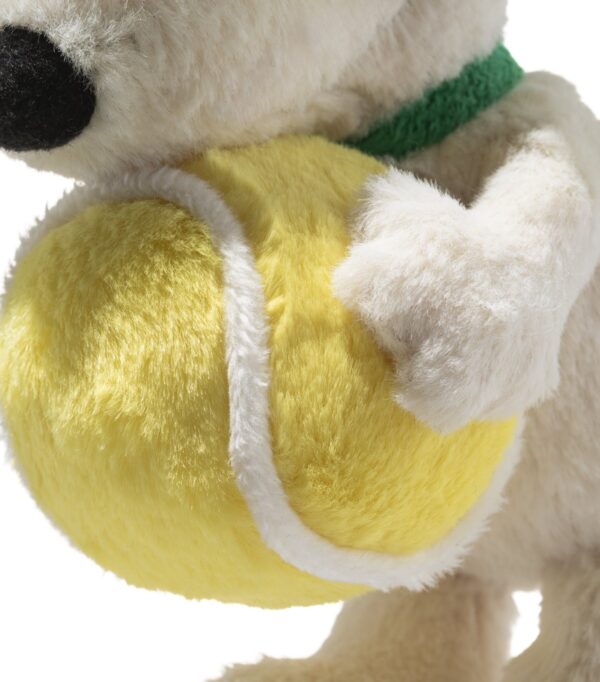 SFAK2630002-00_4 STEIFF × Snoopy 網球史努比絨毛掛飾整體造型,搭配精品包包展示送禮場景