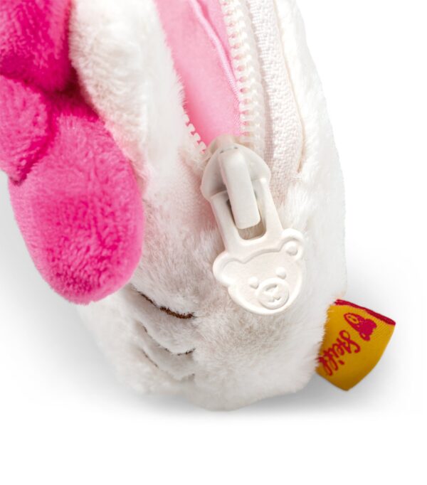 SFBE2630001-00_6 Steiff x Hello Kitty 限量聯名零錢包品牌標籤與 Steiff 金色吊牌特寫