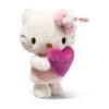 SFDB2630001-00_1-uni STEIFF x Hello Kitty 聯名絨毛娃娃正面全身,白色馬海毛身形懷抱粉色愛心,配戴 24K 金耳釦