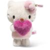 SFDB2630001-00_2 STEIFF x Hello Kitty 娃娃側面特寫,展現柔軟馬海毛毛流質感與粉色系細節