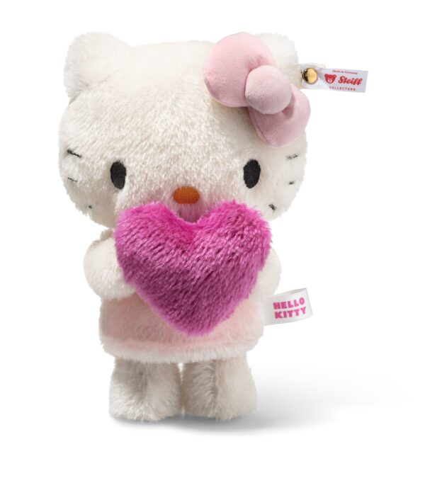 SFDB2630001-00_2 STEIFF x Hello Kitty 娃娃側面特寫,展現柔軟馬海毛毛流質感與粉色系細節
