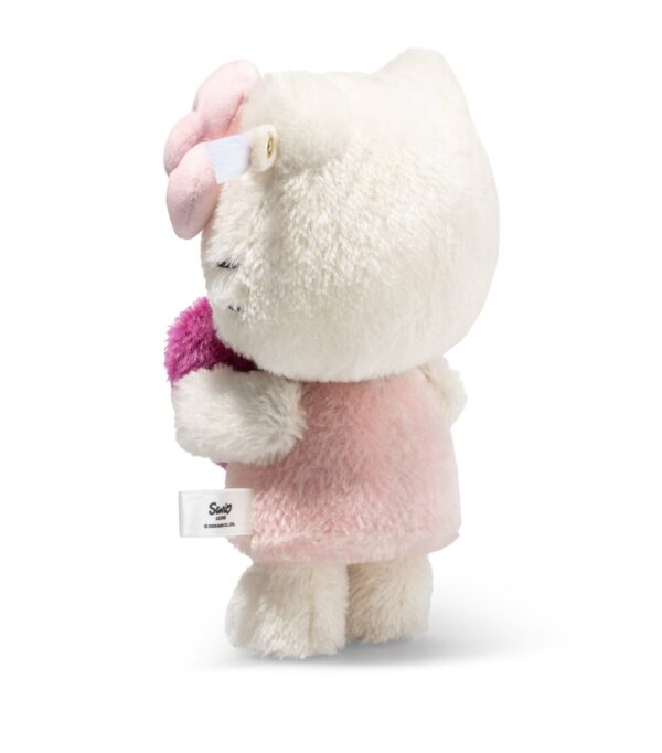 SFDB2630001-00_3 STEIFF 24K 鍍金耳釦近拍特寫,固定於 Hello Kitty 娃娃左耳,品質印記清晰可見