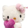 SFDB2630001-00_4 STEIFF x Hello Kitty 娃娃懷抱愛心局部特寫,毛絨絨愛心粉色調細節呈現