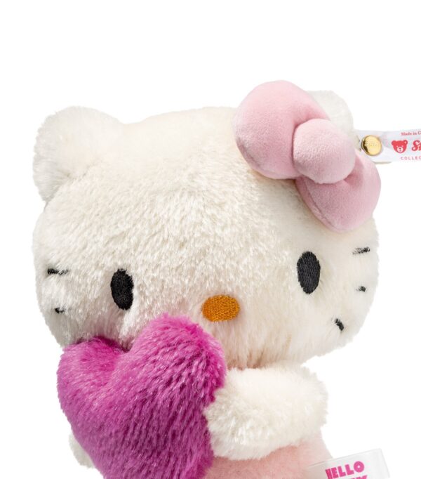 SFDB2630001-00_4 STEIFF x Hello Kitty 娃娃懷抱愛心局部特寫,毛絨絨愛心粉色調細節呈現