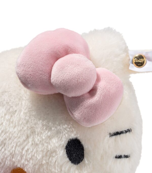 SFDB2630001-00_5 STEIFF x Hello Kitty 聯名娃娃與品牌包裝盒整體陳列,適合收藏與送禮場景展示