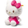 SFDB2630002-00_2 STEIFF Hello Kitty 娃娃側面特寫,展示左耳不銹鋼耳釦細節