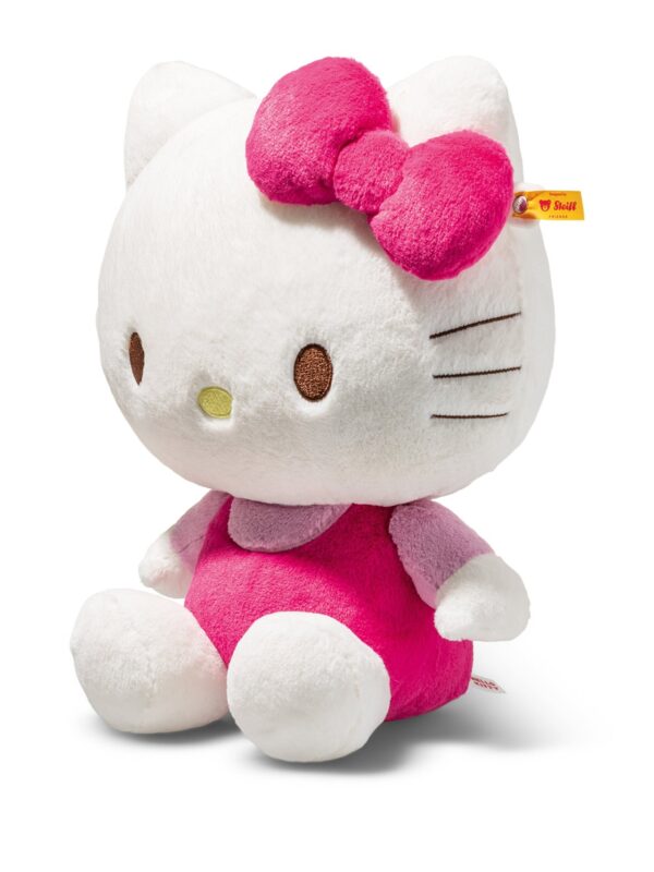 STEIFF Hello Kitty 娃娃側面特寫,展示左耳不銹鋼耳釦細節