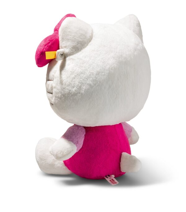 SFDB2630002-00_3 STEIFF Hello Kitty 絨毛娃娃臉部刺繡特寫,呈現精緻工藝與柔軟白色外層