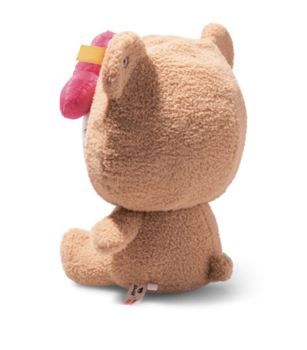 SFDB2630003-82_3 STEIFF Hello Kitty 娃娃耳部特寫,展示品牌標誌性不銹鋼耳釦細節