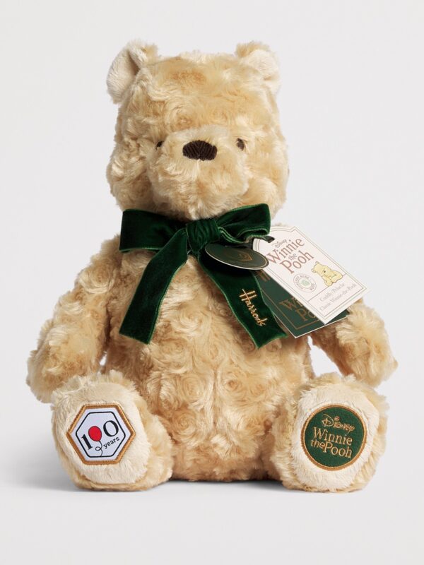 Harrods × Winnie the Pooh 聯名紀念熊腳掌特寫,印有專屬150週年圖案