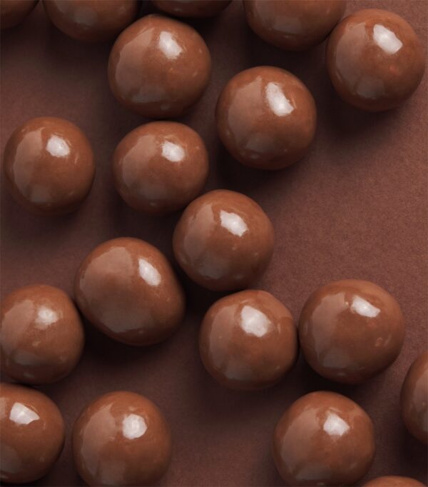 HDFC2630002-65_2 Harrods Chocolate Brownie Bites 內容物展示,裹覆牛奶巧克力的布朗尼小塊近拍
