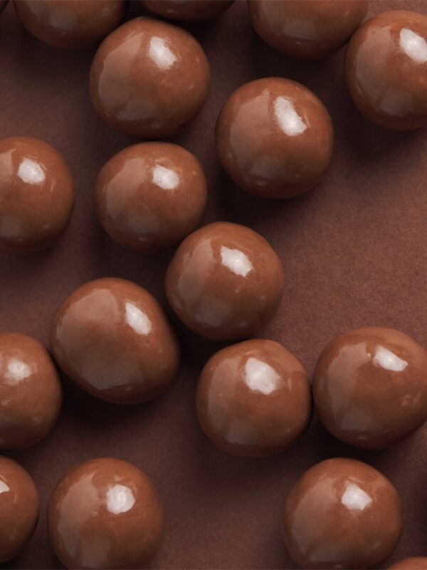 Harrods Chocolate Brownie Bites 內容物展示,裹覆牛奶巧克力的布朗尼小塊近拍