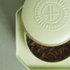 HDFT2630001-52_2 Harrods Good Luck Loose Leaf Tea 100g 金屬罐側面與開蓋細節,展示綠茶花瓣茶葉