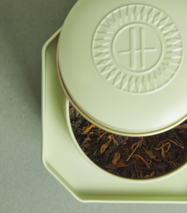 HDFT2630001-52_2 Harrods Good Luck Loose Leaf Tea 100g 金屬罐側面與開蓋細節,展示綠茶花瓣茶葉