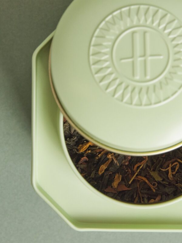 Harrods Good Luck Loose Leaf Tea 100g 金屬罐側面與開蓋細節,展示綠茶花瓣茶葉
