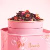HDFT2630002-13_2 Harrods With Love 茶葉鐵罐開蓋特寫,展示玫瑰花瓣、草莓乾與可可碎粒散裝茶葉內容物