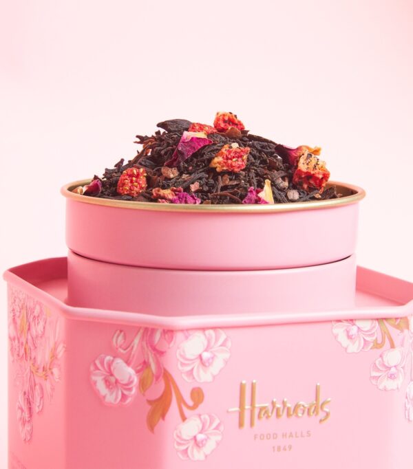HDFT2630002-13_2 Harrods With Love 茶葉鐵罐開蓋特寫,展示玫瑰花瓣、草莓乾與可可碎粒散裝茶葉內容物