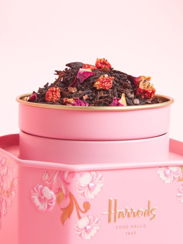 Harrods With Love 茶葉鐵罐開蓋特寫,展示玫瑰花瓣、草莓乾與可可碎粒散裝茶葉內容物