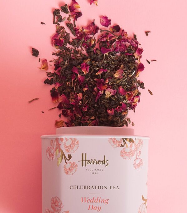 HDFT2630003-11_2 Harrods Wedding Day Celebration Tea 茶罐側面與成分細節,含白茶、烏龍茶與玫瑰花瓣