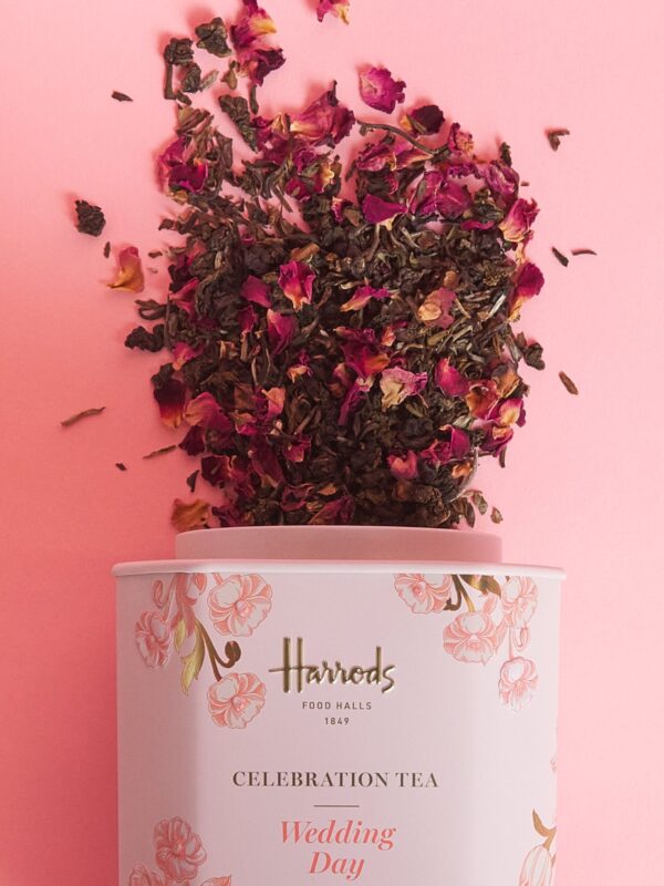 Harrods Wedding Day Celebration Tea 茶罐側面與成分細節,含白茶、烏龍茶與玫瑰花瓣