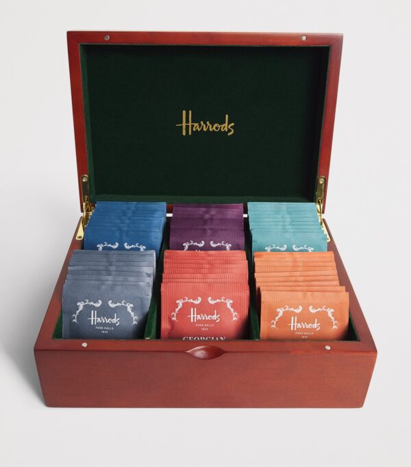 HDFT2630004-88_2 Harrods 木質禮盒開蓋展示,內含六款精選茶包整齊排列於盒內