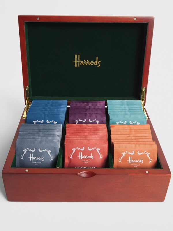 Harrods 木質禮盒開蓋展示,內含六款精選茶包整齊排列於盒內