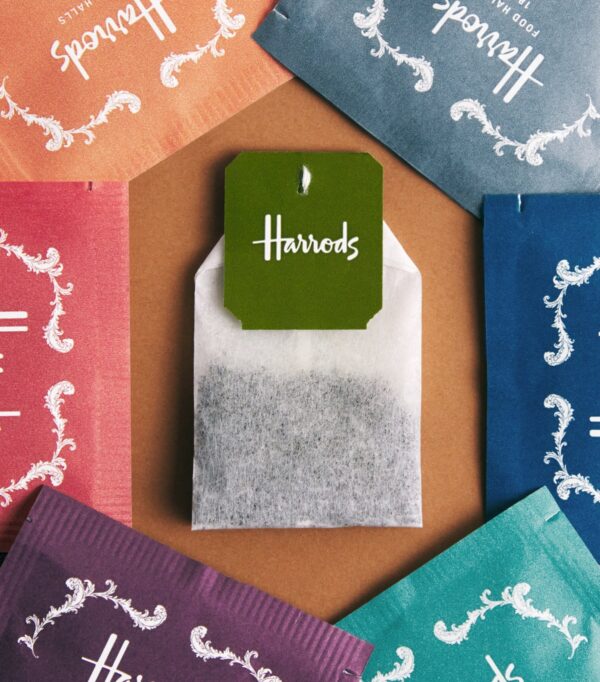 HDFT2630004-88_3 Harrods 茶包禮盒側面細節,展示木質紋理與品牌印刷工藝