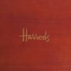 HDFT2630004-88_4 Harrods 建築木質禮盒與茶包整體陳列,呈現英倫下午茶精緻送禮場景