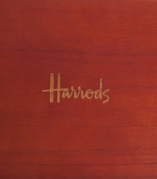 HDFT2630004-88_4 Harrods 建築木質禮盒與茶包整體陳列,呈現英倫下午茶精緻送禮場景