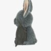 JCDB2630034-08_2-4 JELLYCAT Broox Bat 蝙蝠娃娃側面,呈現 22cm 整體比例與柔軟灰色絨毛質感