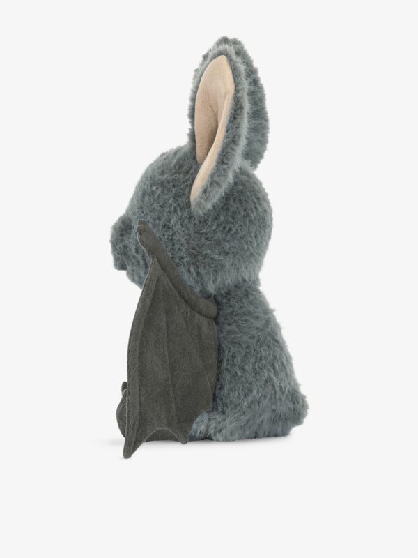JELLYCAT Broox Bat 蝙蝠娃娃側面,呈現 22cm 整體比例與柔軟灰色絨毛質感