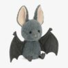 JCDB2630034-08_3-4 JELLYCAT Broox Bat 蝙蝠娃娃近景,特寫臉部表情與翅膀刺繡工藝細節