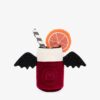 JCDB2630035-76_4 JELLYCAT Amuseables Vampop Drink 娃娃與手部比例參考,展示柔軟觸感與精緻刺繡工藝