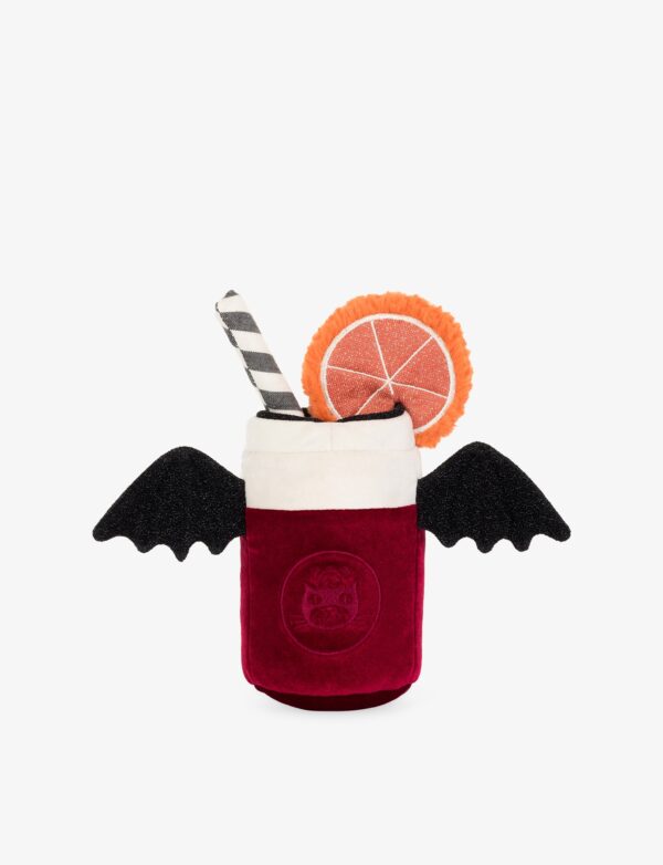 JCDB2630035-76_4 JELLYCAT Amuseables Vampop Drink 娃娃與手部比例參考,展示柔軟觸感與精緻刺繡工藝