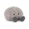 JCDB2630036-08_1-uni 英國 JELLYCAT Amuseables Pebble 鵝卵石絨毛娃娃正面,灰褐色斑駁絨毛與縫線笑容特寫