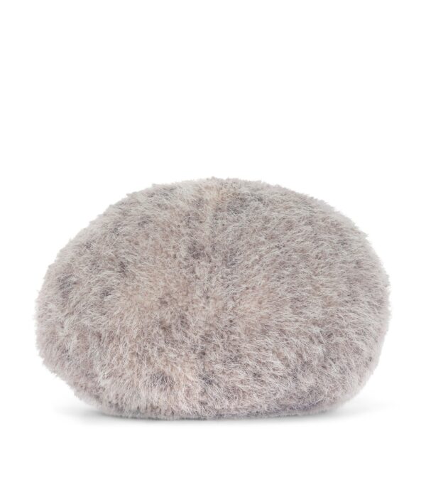 JCDB2630036-08_3 JELLYCAT Amuseables Pebble 擺放於木質書架上,呈現居家療癒擺件場景