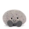 JCDB2630036-08_4 JELLYCAT 鵝卵石絨毛娃娃與手部比例參考圖,展示約 11cm 迷你尺寸